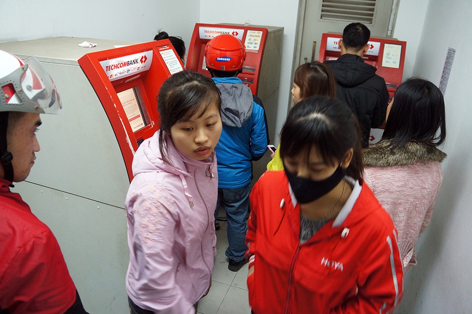 Nhiều người đứng đợi đến lượt mình thì máy báo lỗi hoặc hết tiền đành quay ra về.