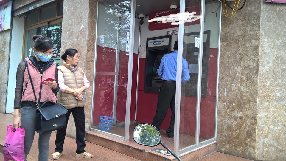 ATM bắt đầu nghẽn mạng, hết tiền trong ngày cao điểm mua sắm - 3 Đến hẹn lại lên, các cây ATM thời điểm cuối năm đều quá tải, không đáp ứng được nhu cầu rút tiền của khách hàng
