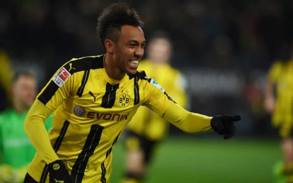 Gần như chắc chắn, Aubameyang sẽ rời khỏi Dortmund trong mùa giải này. Đích đến của cầu thủ người Gabon có thể là PSG. Báo giới Pháp đưa tin CLB nhà giàu thành Paris đã đạt thỏa thuận chiêu mộ Aubameyang với mức phí 70 triệu euro. Dù vậy, MU hay Chelsea hoàn toàn có thể tạo nên bất ngờ vào phút chót.