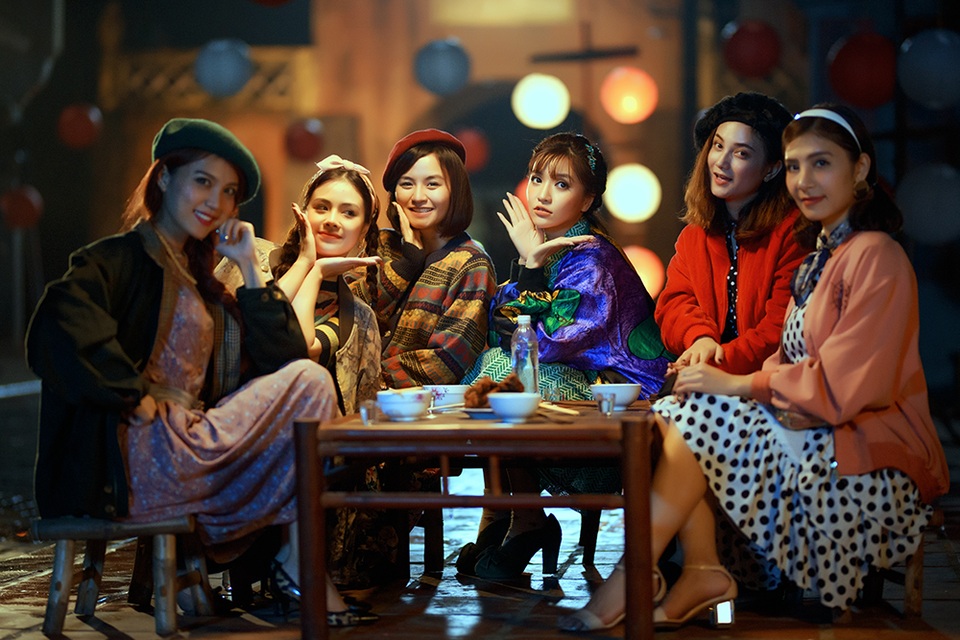 Bích Phương tung MV gây sốt với câu hỏi ám ảnh “bao giờ lấy chồng?” - 7 Tuy nhiên, lựa chọn cuối cùng của cô gái vẫn là một cuộc sống tự do, tự tại cùng những người bạn trong hội độc thân vui tính.