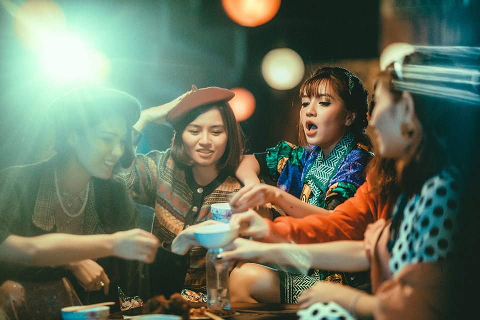 Bích Phương tung MV gây sốt với câu hỏi ám ảnh “bao giờ lấy chồng?” - 6 Bích Phương tung MV gây sốt với câu hỏi ám ảnh “bao giờ lấy chồng?” - 6