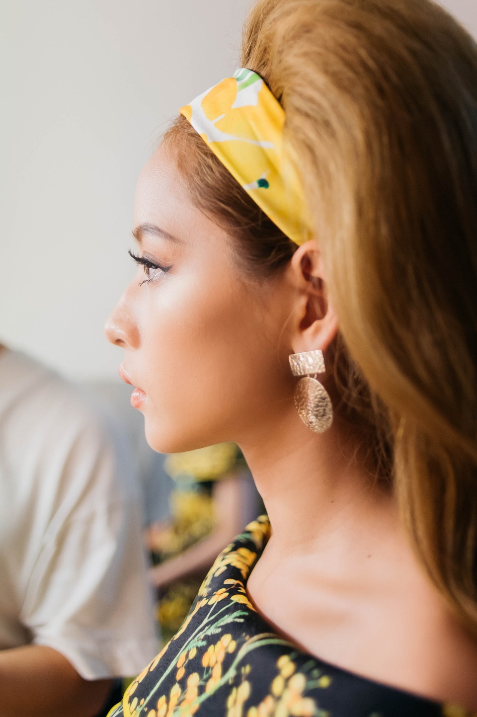 Chi Pu tạo ấn tượng mạnh khi sử dụng mái tóc phồng, xoăn đặc trưng của những quý cô thập niên 60s.