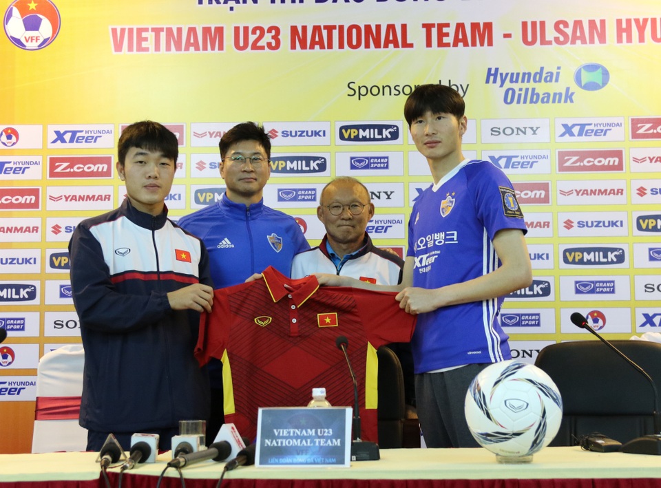 HLV Park Hang Seo mơ làm được điều kỳ tích ở giải châu Á - 2
U23 Việt Nam và CLB Huyndai sẽ có trận giao hữu tại Hàng Đẫy vào ngày mai - Ảnh: Gia Hưng