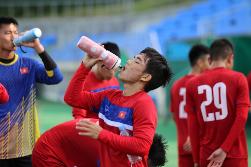 Cầu thủ U20 Việt Nam “cười hết cỡ” khi chơi đùa với bóng - 7 Cầu thủ U20 Việt Nam “cười hết cỡ” khi chơi đùa với bóng - 7