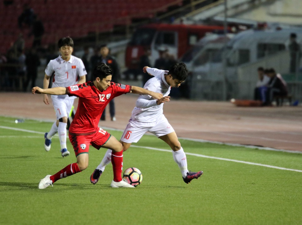 Đội tuyển Việt Nam bất phân thắng bại với Afghanistan - 8
Công Phượng bị các hậu vệ Afghanistan theo kèm rất chặt