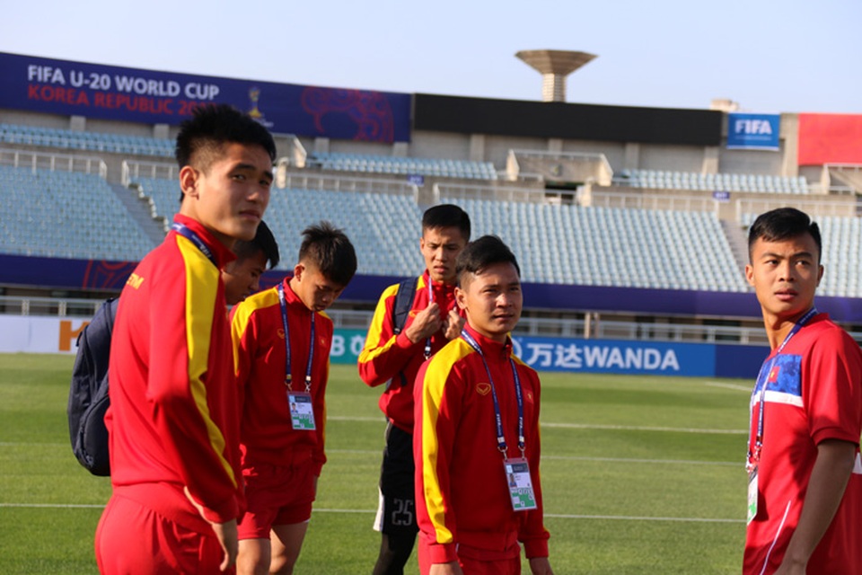 U20 Việt Nam bị từ chối tập sân chính trước trận gặp U20 New Zealand - 1
Thầy trò HLV Hoàng Anh Tuấn không được tập sân chính