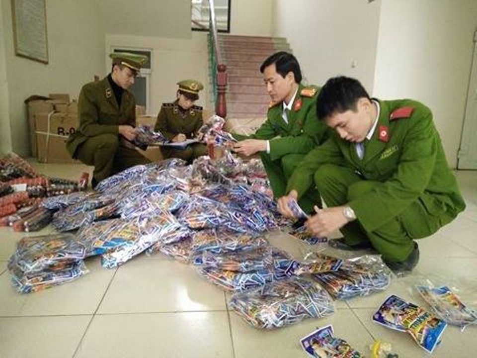 3.000 súng đồ chơi, 5000 túi kẹo, nước ngọt bẩn Trung Quốc bị bủa lưới - 1 Số đồ chơi bao lực, hàng hóa trẻ em xuất xứ Trung Quốc bị lực lượng chức năng Thanh Hóa bắt giữ