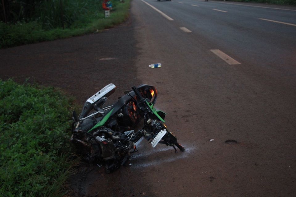 Xe chở bệnh nhân đi cấp cứu tông chết người - 2
Xe máy văng xa khoảng 20m