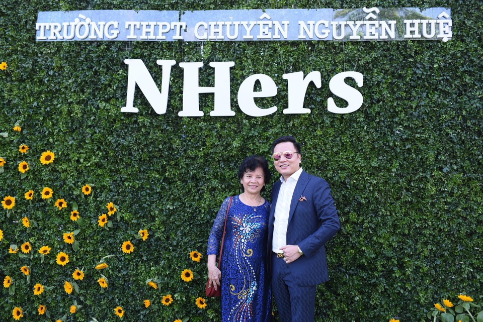 Bác sĩ Nguyễn Đức Tuyên: “Không có thang máy cho thành công” - 2
Đức Tuyên và cô giáo dạy văn Lê Thị Thanh Lâm
