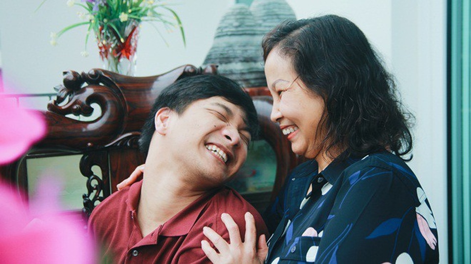 Lá thư xúc động của nhạc sĩ bị bại não gửi ông già Noel - 2 Nụ cười hạnh phúc trong cuộc sống của nhạc sĩ Thiên Ngôn và mẹ