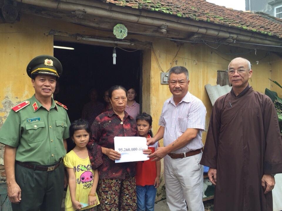 
Nhà báo Bùi Hoàng Tám trao 95.260.000 đồng do bạn đọc ủng hộ qua Quỹ Nhân ái báo Dân trí đến bà Nguyễn Thị Thuận
