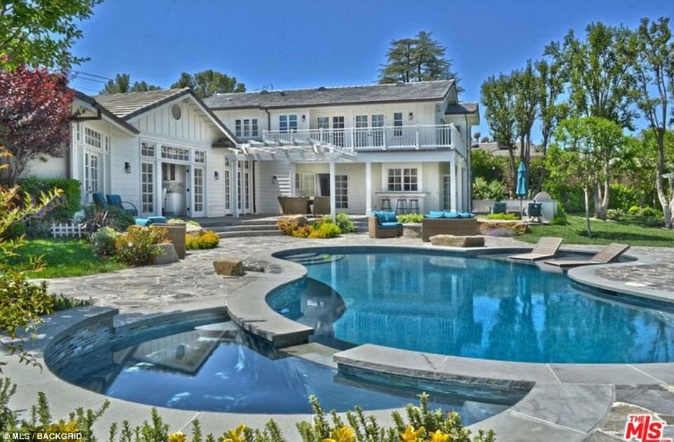 Ngắm nhà siêu sang của ca sỹ gợi cảm - 1
Iggy Azalea vừa bán nhà siêu sang ở Tarzana, California, Mỹ với giá 3,25 triệu USD