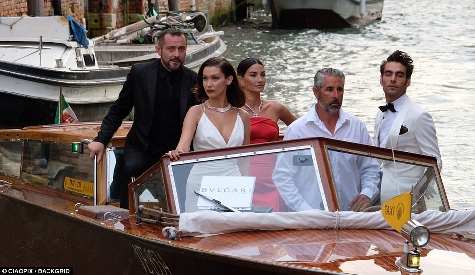 Hai siêu mẫu đọ dáng quyến rũ - 4
Bella Hadid và Lily Aldridge di chuyển bằng taxi nước tại Venice