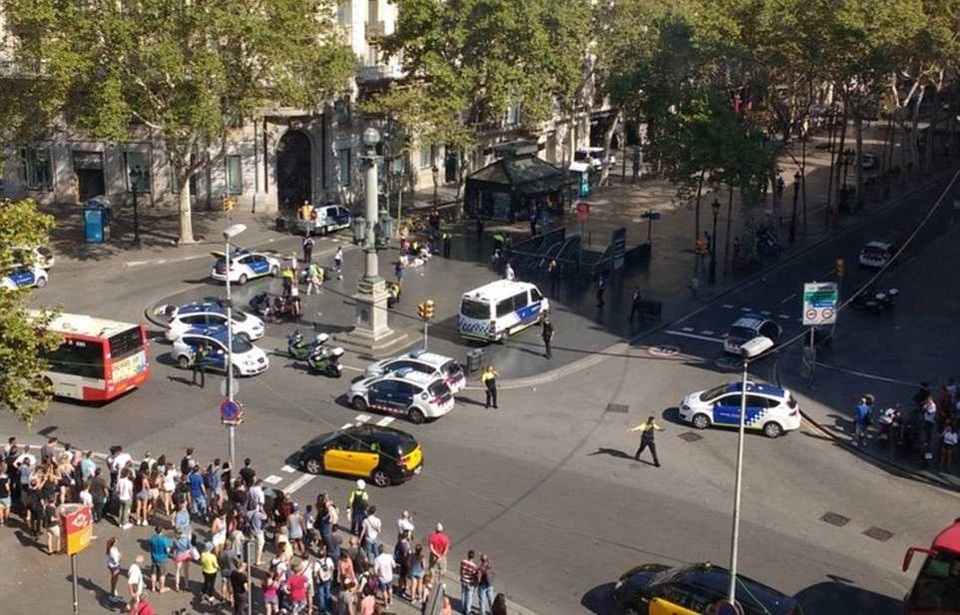 Hiện trường vụ đâm xe khủng bố kinh hoàng ở Barcelona - 14
(Ảnh: Reuters)