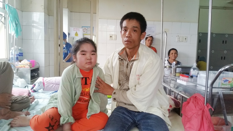 “Ba ơi con đau lắm, có lẽ con không sống nổi nữa rồi” - 4 Suốt 8 năm nay hai bố con vẫn đi khắp mọi nơi chữa trị với hi vọng con sẽ qua khỏi bệnh
