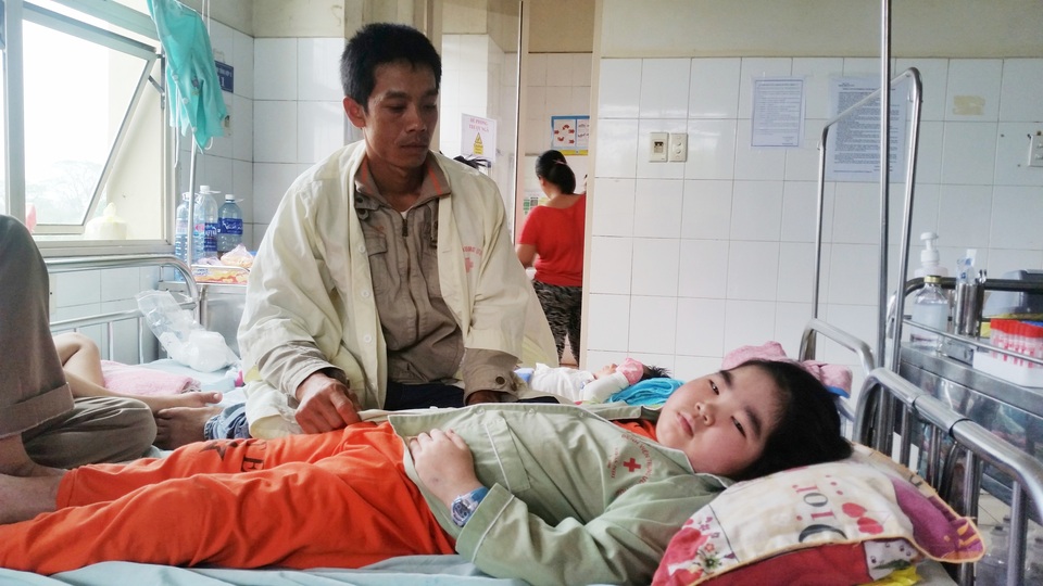 “Ba ơi con đau lắm, có lẽ con không sống nổi nữa rồi” - 3 Những lúc cháu Thảo đau là bố lại xoa khắp người, động viên cháu
