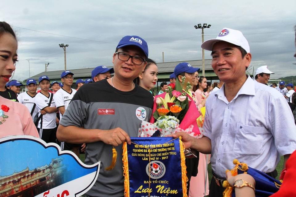 Sôi động Giải Bóng đá Báo Chí Miền Trung lần thứ IV - 2 Lãnh đạo tỉnh Thừa Thiên Huế đến trao hoa và cờ lưu niệm cho các đội bóng tham gia giải
