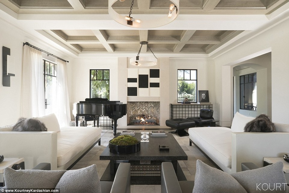 
Một căn phòng siêu đẹp trong dinh thự của chị cô Kim
