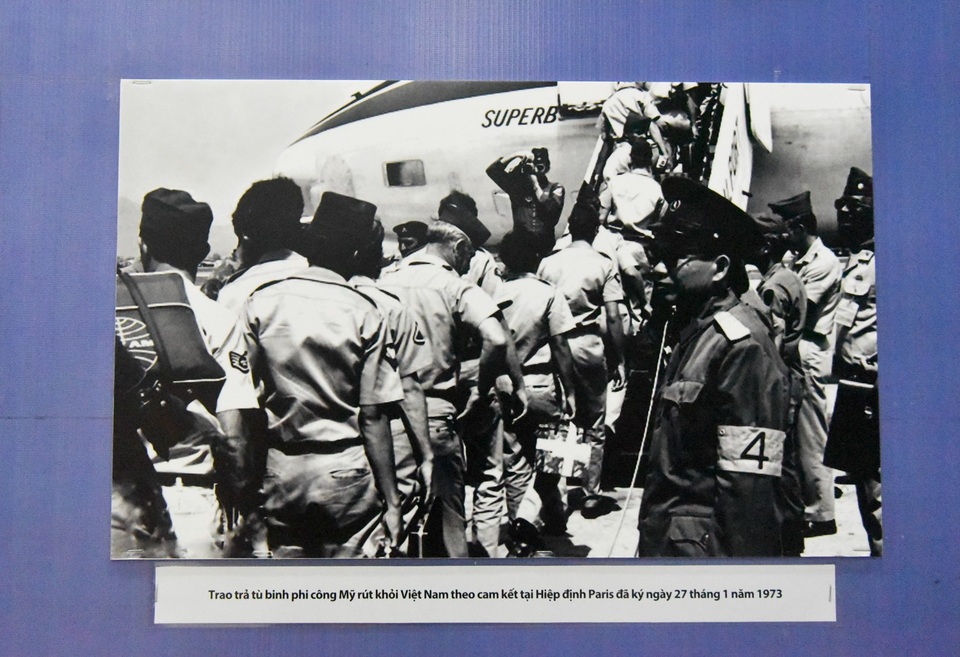 Tên lửa, máy bay MiG-21 được trưng bày tại triển lãm "Đánh thắng B52" - 13
Hình ảnh trao trả tù binh là phi công Mỹ theo cam kết tại Hiệp định Paris ký ngày 27 tháng 1 năm 1973.
