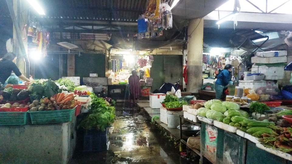 Sau Tết, giá các mặt hàng thiết yếu giảm 30% - 5 Nhiều khu chợ dọn ra nhưng vắng lặng