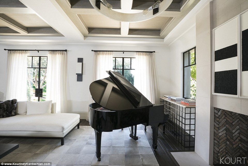 
Đàn piano mẹ của Kourtney Kardashian mua tặng cô được trưng trong phòng khách
