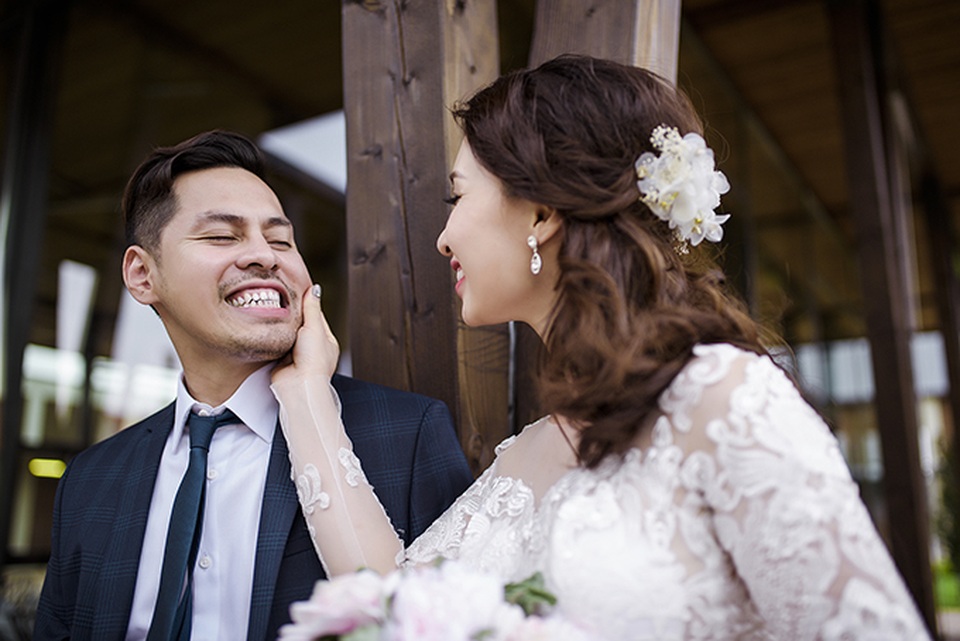 Ảnh cưới lãng mạn của cặp đôi Việt kiều ở lâu đài cộng hoà Séc - 7 Sau hơn 2 năm yêu nhau, họ quyết định về cùng một nhà bằng một đám cưới diễn ra ngày 1/10 tới Prague. Để chuẩn bị cho ngày trọng đại, Minh Tùng - Ngọc Anh đã cùng ê kip chụp ảnh ghi lại những khoảnh khắc lãng mạn tại lâu đài Hluboka, khu vườn Kromeriz và khu nghỉ dưỡng Capi Hnizdo, cộng hoà Séc.
