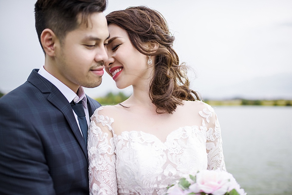 Ảnh cưới lãng mạn của cặp đôi Việt kiều ở lâu đài cộng hoà Séc - 6 Cả hai đã có những giây phút ngọt ngào nhất trong thời gian Minh Tùng ở Mỹ. “Cuối cùng, mình cũng có thể nắm tay và ôm cô ấy thật chặt. Bọn mình có thể cùng đi chơi, đi dạo, nấu ăn cho nhau như những đôi tình nhân thật sự, chứ không chỉ qua những tin nhắn hay cuộc điện thoại nữa”, chú rể nói.