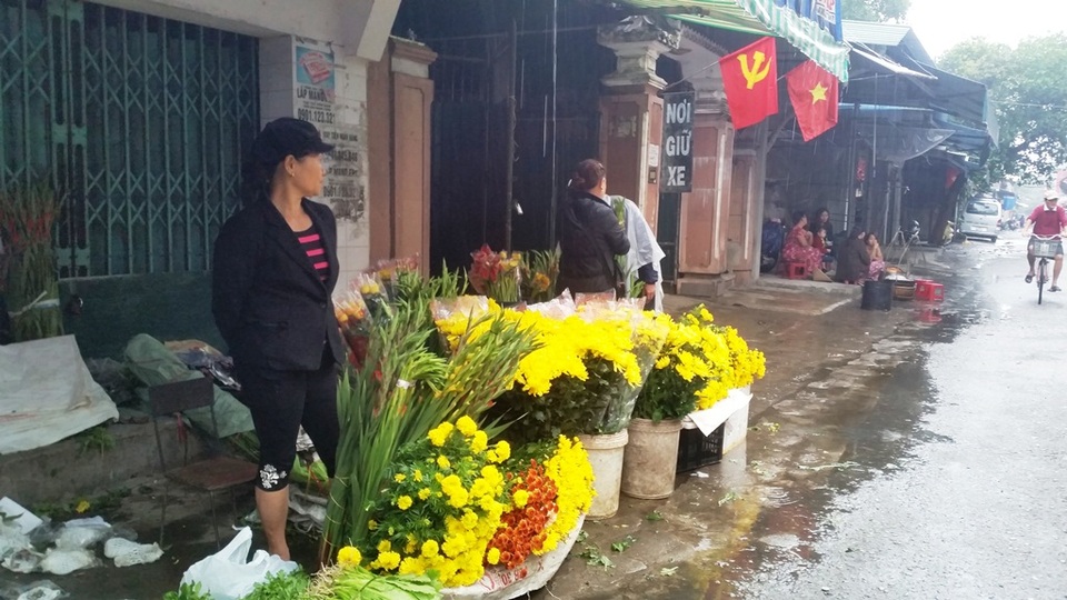 Sau Tết, giá các mặt hàng thiết yếu giảm 30% - 4 Hoa tươi cũng đã có