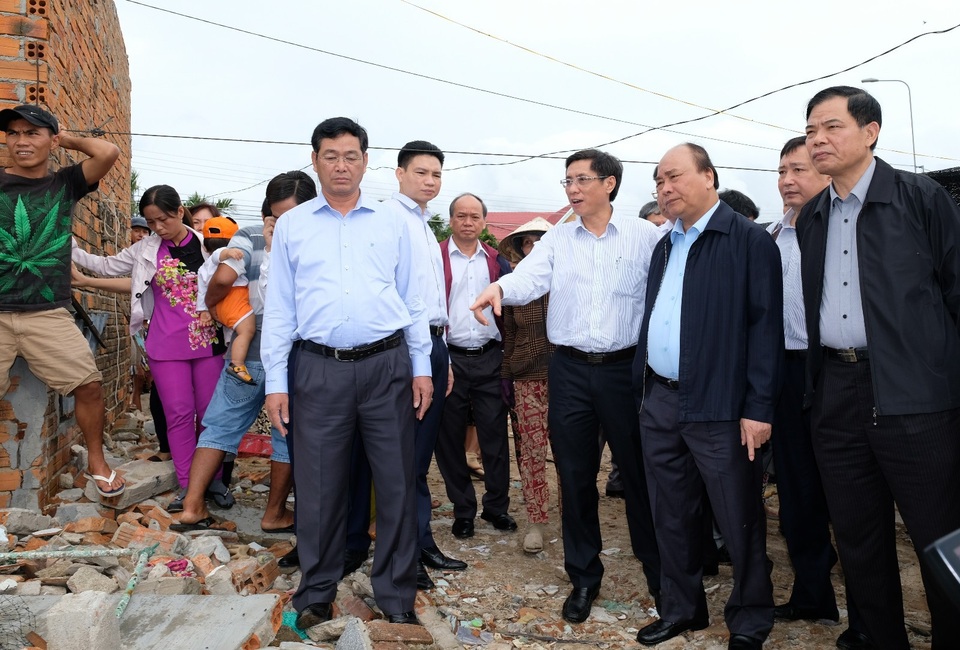 Thủ tướng về Khánh Hòa thăm bà con vùng tâm bão số 12 - 1 Thủ tướng Nguyễn Xuân Phúc thăm hỏi bà con ven biển tỉnh Khánh Hòa bị ảnh hưởng bởi bão số 12, sáng 30/11 (Ảnh: VGP)