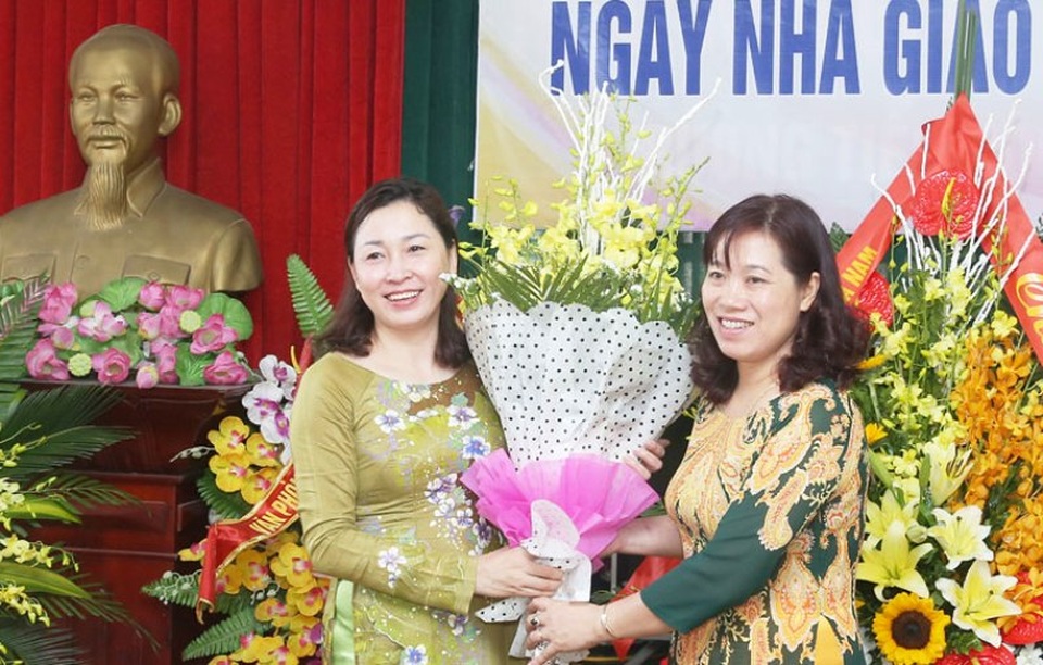 
Bà Đinh Thị Lụa, Giám đốc Sở Giáo dục và Đào tạo tỉnh Hà Nam (bên trái) - một trong những cá nhân được được bình chọn NGƯT. (ảnh: báo Hà Nam)
