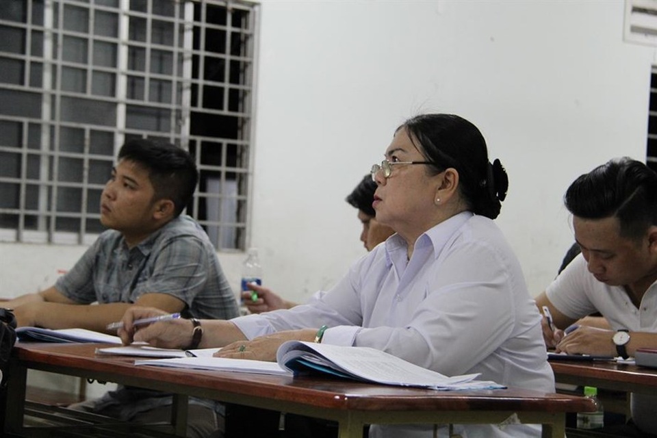 Sự học “không tuổi” của tân sinh viên U70 - 1 Trong lớp, bà Kiên luôn chăm chú nghe giảng bài.