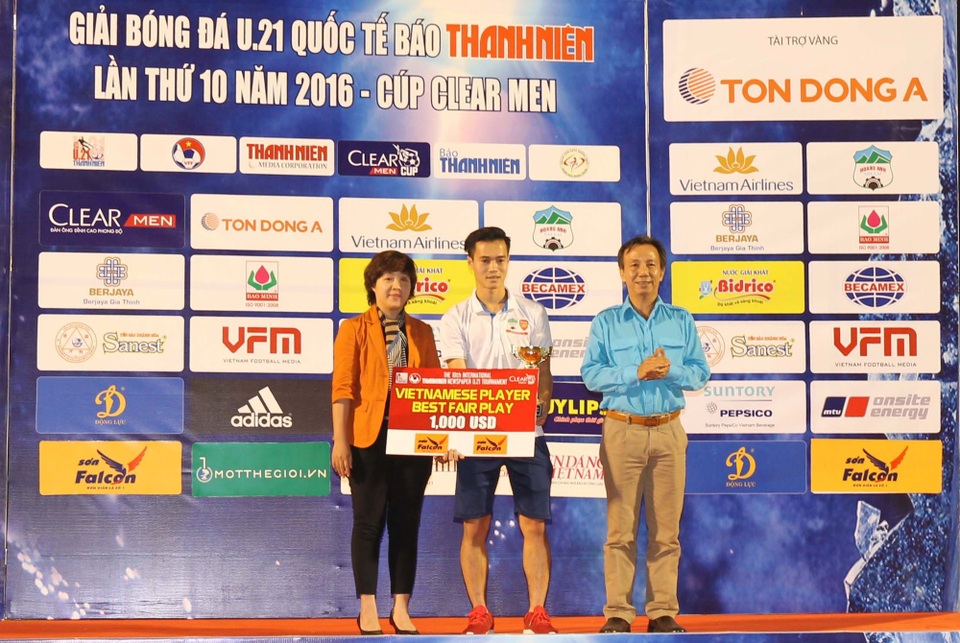 Sơn Falcon tiếp tục đồng hành cùng giải U21 quốc tế - 2 
Bà Ngô Hồng Vân (trái) tại lễ trao giải năm 2016
