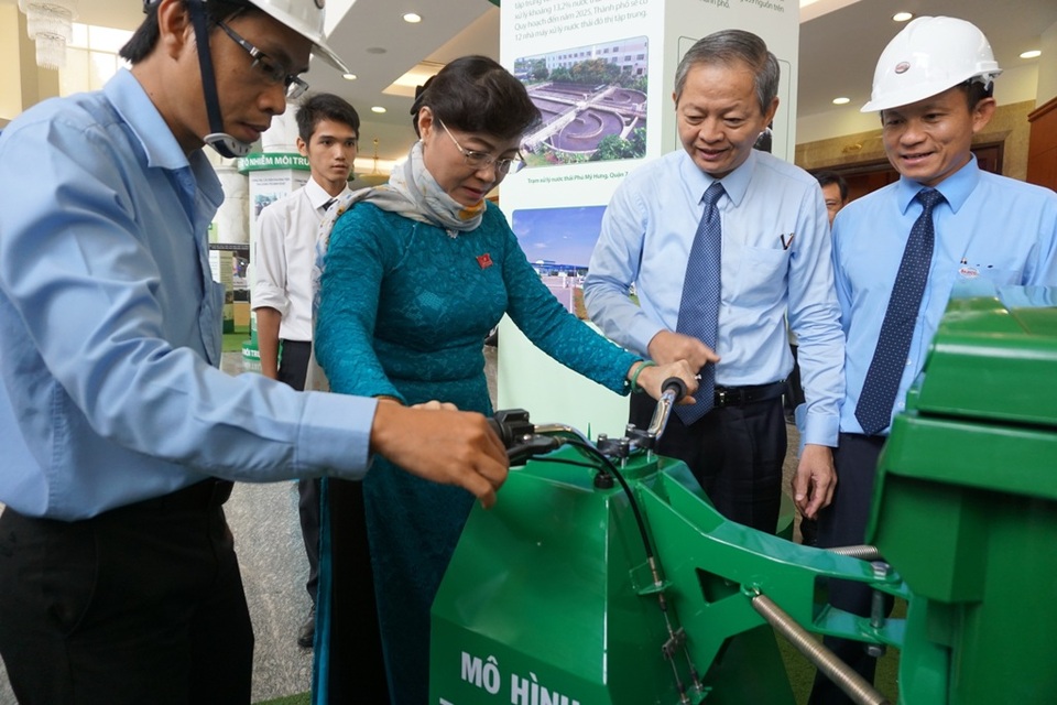 Dân phân loại rác, đơn vị thu gom lại... gộp chung tất cả đi chôn lấp - 3 Chủ tịch HĐND TPHCM Nguyễn Thị Quyết Tâm và Phó Chủ tịch UBND TPHCM Lê Văn Khoa (thứ hai bên phải) tham quan mô hình thiết bị hỗ trợ di chuyển thùng rác