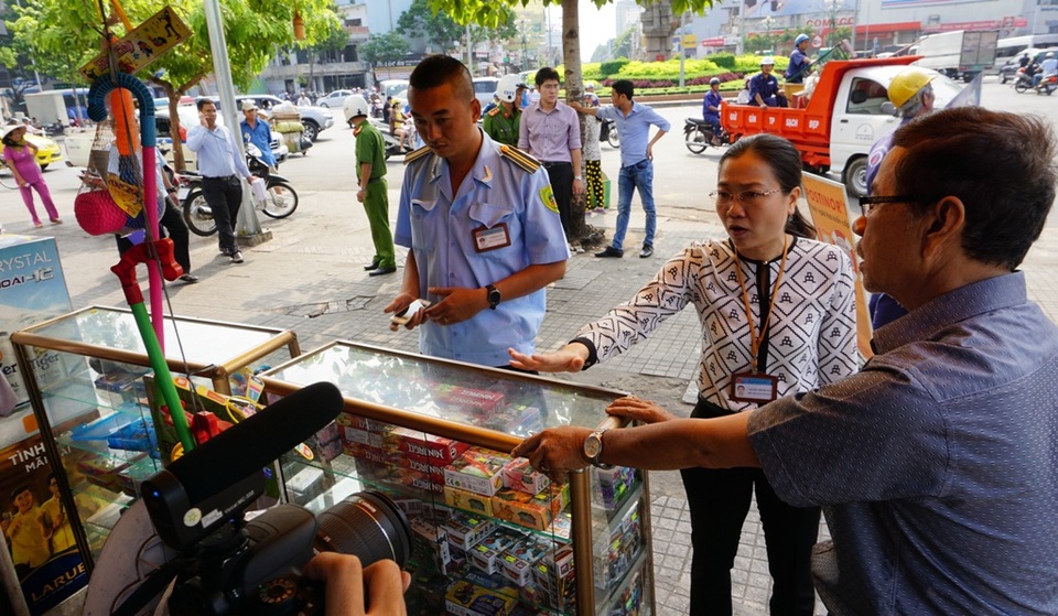 TPHCM: Nhiều lãnh đạo quận, huyện tiếp tục xuống đường “đòi” lại vỉa hè - 5 Phó Chủ tịch UBND quận 10 Nguyễn Thị Thu Nga kiểm tra tình hình lấn chiếm vỉa hè ở khu vực chợ gần vòng xoay Lý Thái Tổ