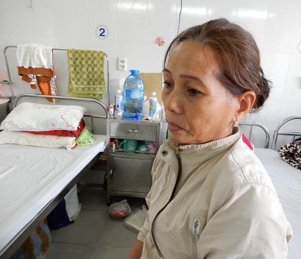 Nỗi buồn trong đôi mắt người mẹ nghèo chưa thể vơi khi con chưa khỏi bệnh