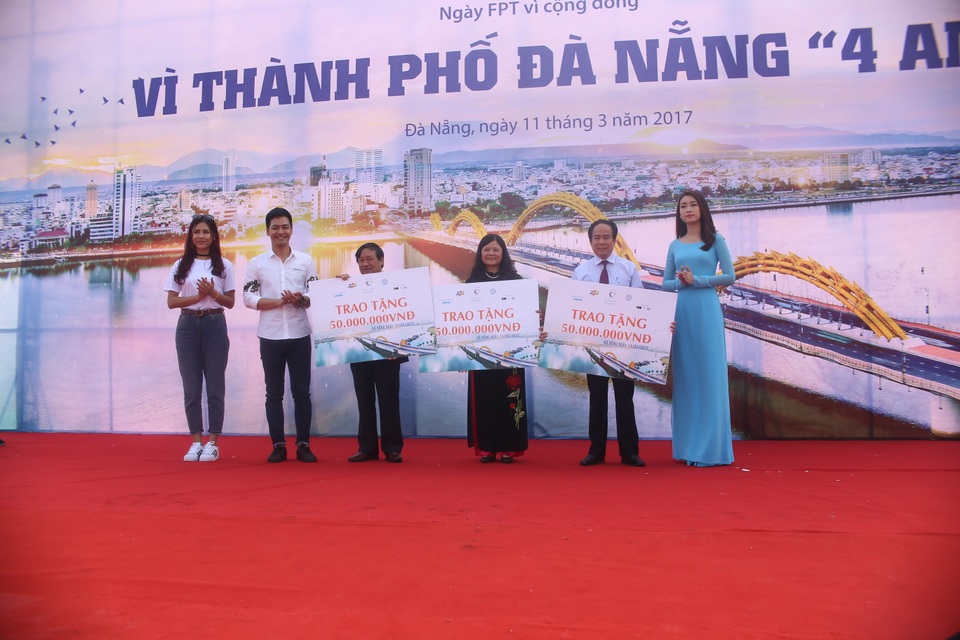 Hoa hậu Đỗ Mỹ Linh cùng 3.000 người tham gia “Ngày vì cộng đồng” - 2 Ba sứ giả đã trao tiền ủng hộ cho Hội bảo trợ phụ nữ nghèo và trẻ em bất hạnh Đà Nẵng