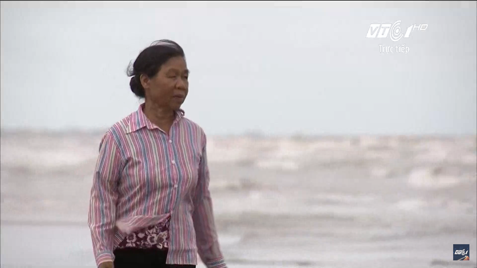 Xúc động những câu chuyện trong “Linh thiêng Đất Mẹ ngàn năm” - 1 Mỗi lần nhớ con, bà Trịnh Thị Mão lại thơ thẩn ngoài bờ biển, hướng về Trường Sa.