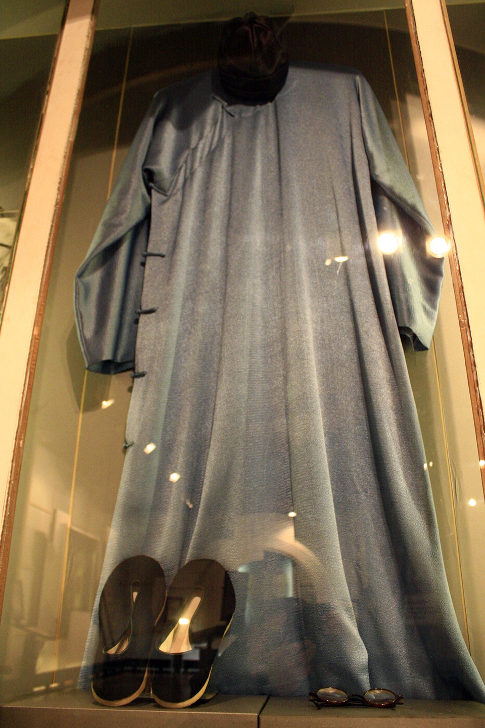 Những kỷ vật đặc biệt gắn bó với cuộc đời cách mạng của Bác Hồ - 8
Trang phục do gia đình luật sư Lô-dơ–bai chuẩn bị cho Bác Hồ cải trang để rời khỏi Hương Cảng tháng 6/1911.