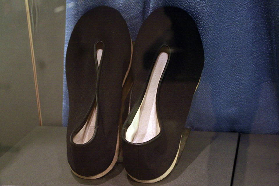 Những kỷ vật đặc biệt gắn bó với cuộc đời cách mạng của Bác Hồ - 7
Đôi giày do gia đình luật sư Lô-dơ–bai chuẩn bị cho Bác Hồ cải trang để rời khỏi Hương Cảng tháng 6/1911.