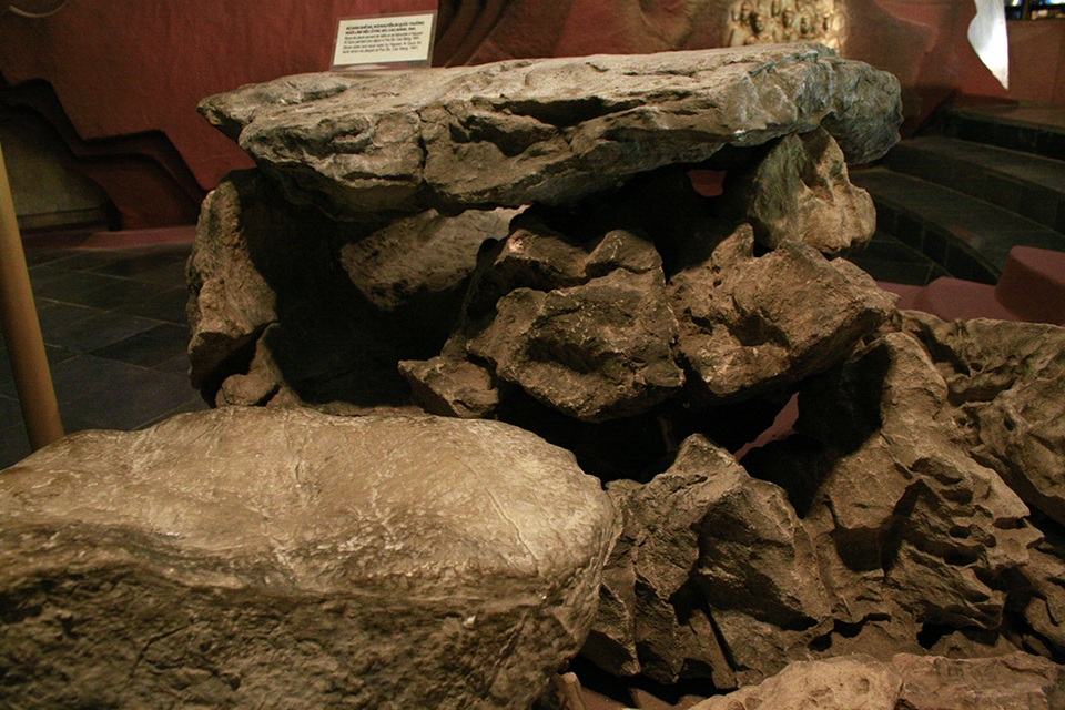 Những kỷ vật đặc biệt gắn bó với cuộc đời cách mạng của Bác Hồ - 6 Bộ bàn ghế đá Bác Hồ thường làm việc tại Pác Bó, Cao Bằng năm 1941.