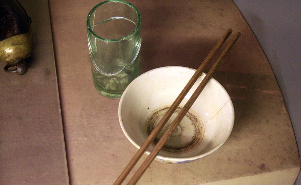 Những kỷ vật đặc biệt gắn bó với cuộc đời cách mạng của Bác Hồ - 1 Cốc uống nước và bát đũa Bác Hồ từng dùng trong những ngày tháng ở Pác Bó, Cao Bằng.