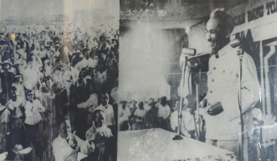 Xúc động hình ảnh Bác Hồ với quê hương xứ Nghệ - 3 Ngày 14/6/1957, Bác Hồ trở về thăm quê lần thứ nhất sau 51 năm xa cách. Người có buổi nói chuyện Đảng bộ, nhân dân tỉnh Nghệ An. Người chỉ rõ: cải thiện đời sống của nhân dân là mục đích của Đảng và Nhà nước, nhưng phải hiểu rõ muốn cải thiện sinh hoạt thì phải tăng gia sản xuất và thực hành tiết kiệm, phải có thời gian phấn đấu. Người nhấn mạnh một số nhiệm vụ cụ thể trước mắt mà đồng bào và cán bộ Nghệ An phải chú ý thực hiện là: Phải làm tốt công tác sửa sai; hoàn thành tốt nghĩa vụ thuế và trả nợ cho Nhà nước; phòng chống thiên tai; thực hiện đoàn kết; phát triển nếp sống thuần phong, mỹ tục, thực hiện đúng pháp luật của Nhà nước (ảnh chụp lại)
