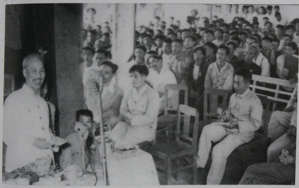 Người dân xúc động xem phim kỷ niệm 60 năm Bác Hồ về thăm Hà Tĩnh - 1 Bác Hồ nói chuyện với Hội nghị cán bộ tỉnh Hà Tĩnh nhân dịp Bác về thăm tỉnh Hà Tĩnh, 15/6/1957. Ảnh tư liệu.