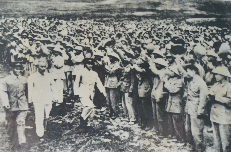 Xúc động hình ảnh Bác Hồ với quê hương xứ Nghệ - 9 Ngày 16/6/1957, Chủ tịch Hồ Chí Minh thăm cán bộ, chiến sỹ Sư đoàn 234 - hiện đóng ở huyện Nam Đàn, Nghệ An (ảnh chụp lại)