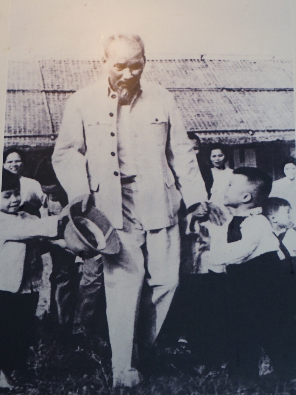 Xúc động hình ảnh Bác Hồ với quê hương xứ Nghệ - 5 Chiều ngày 15/6/1957, từ Hà Tĩnh, Người trở về Nghệ An, đến thăm các cháu Trại trẻ thành phố Vinh (ảnh chụp lại)