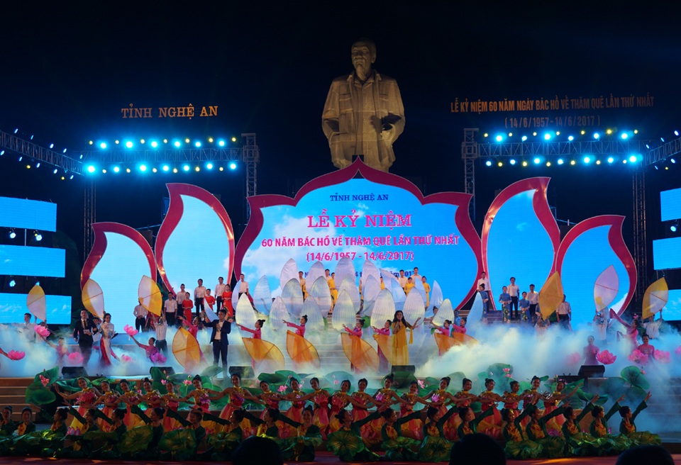Xúc động chương trình nghệ thuật “Quê hương vọng mãi lời Người” - 1 Tiết mục Ấm tình quê Bác mở màn chương trình nghệ thuật Quê hương vọng mãi lời Người