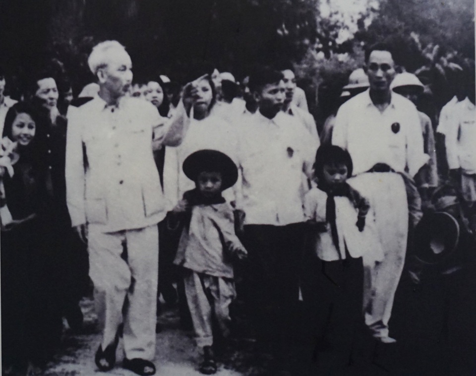 Xúc động hình ảnh Bác Hồ với quê hương xứ Nghệ - 7 Ngày 16/6/1957, Chủ tịch Hồ Chí Minh về thăm quê hương làng Sen - nơi Người trải qua thời thơ ấu. Chủ tịch Hồ Chí Minh xúc động: “Người ta về thăm quê thì mừng mừng tủi tủi. Tôi về thăm quê thì chỉ thấy mừng mừng!”, “Là vì: bây giờ nước ta được độc lập tự do, nhân dân được sống cuộc sống hạnh phúc, ai cũng có cơm ăn áo mặc, các cháu được học hành” (ảnh chụp lại)