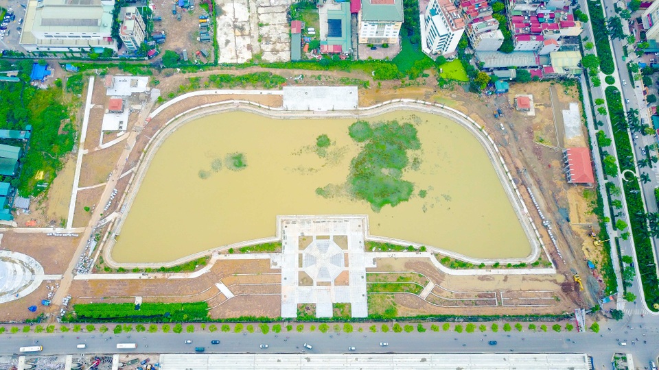 Hình ảnh mới nhất về các dự án "điều hòa" khổng lồ của Hà Nội - 9
Dự án công viên - hồ điều hòa phía Bắc và phần mở rộng phía Nam Mai Dịch đã bắt đầu đi vào những giai đoạn cuối cùng. Sau gần một năm khởi công, phần phía nam của dự án đã cơ bản xong phần hồ điều hòa.