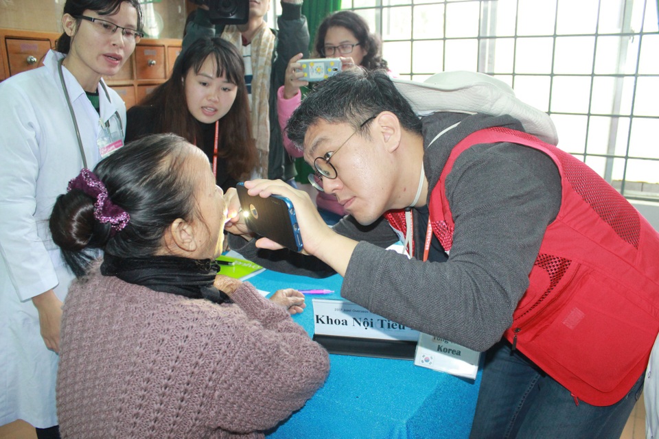 Các bác sĩ Hàn Quốc khám bệnh cho người dân nghèo xã Hòa Phú