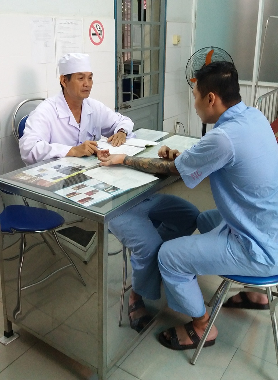 Ở nơi bác sĩ bị bệnh nhân đánh như “cơm bữa” - 2 Bác sĩ Nguyên đang khám cho bệnh nhân